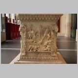 0949 palazzo massimo - altarstein romulus und remus - rueckseite - romulus und remus und die woelfin - hirten - re unten ein flussgott.jpg